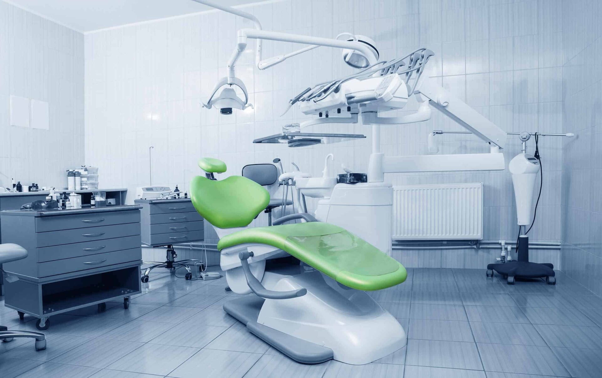Diş hekimi koltuğu ve etrafındaki cihazlar